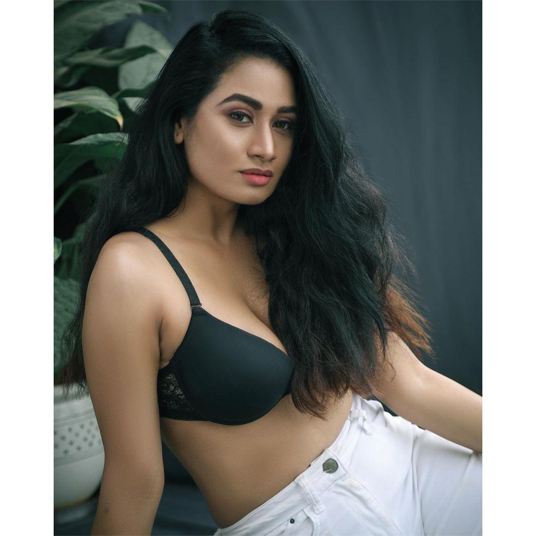 Neelam Lohar exposing cleavage photos gallery | very beautiful and cute photos