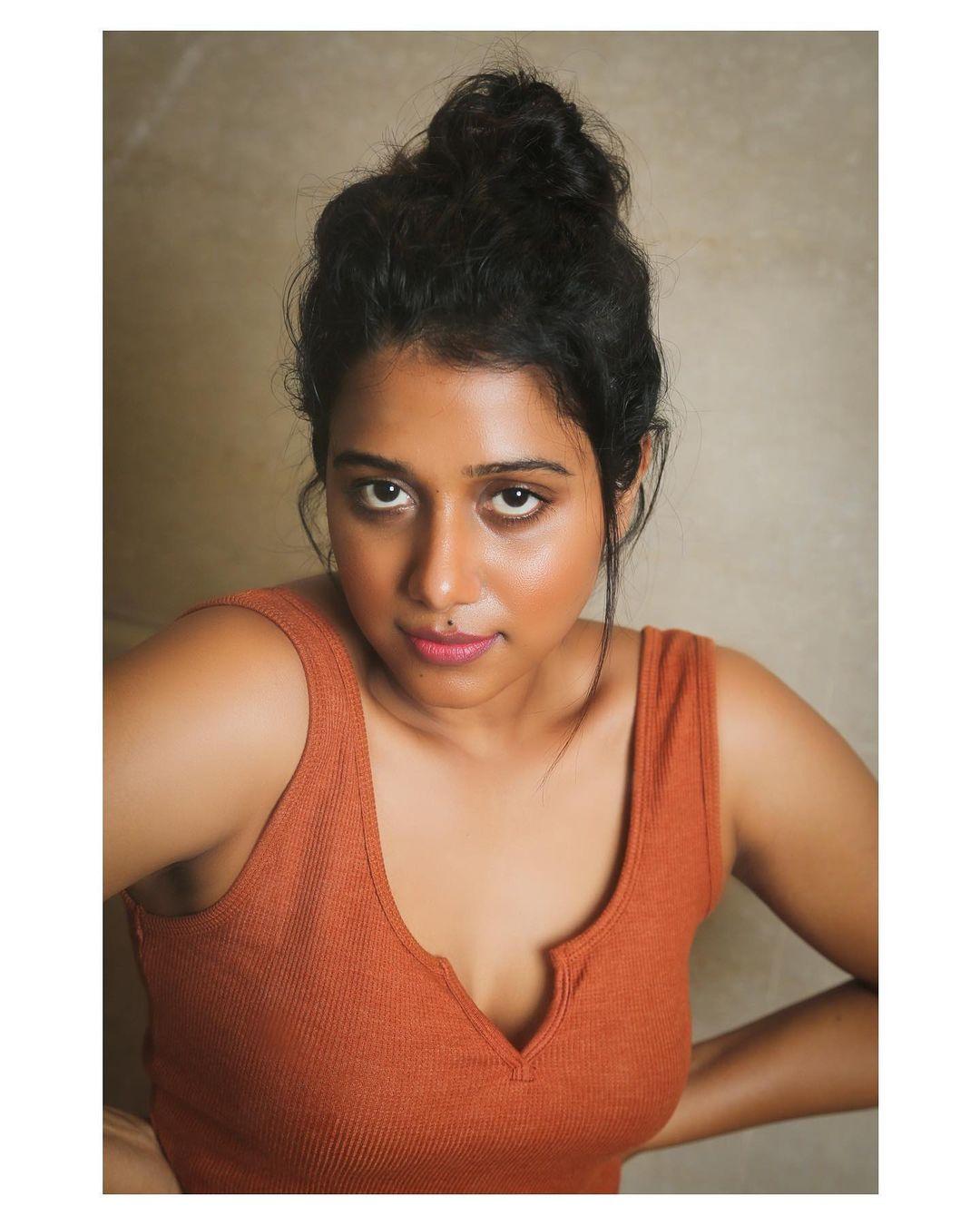 Shilpa Manjunath showing deep cleavage photos | looking very glamorous pictures