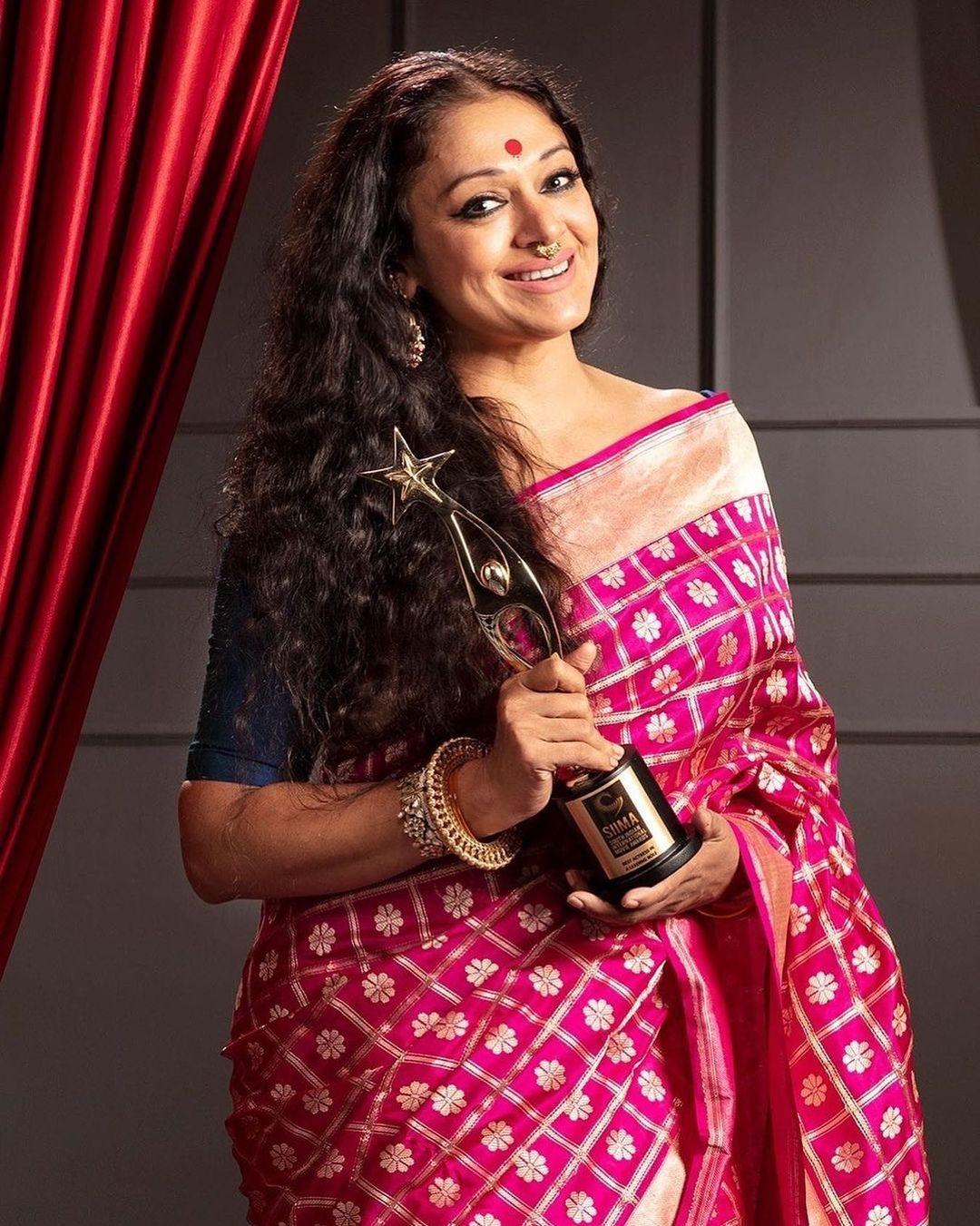 South Indian actress Saree hot photos | Shobana latest hot and sexy stills