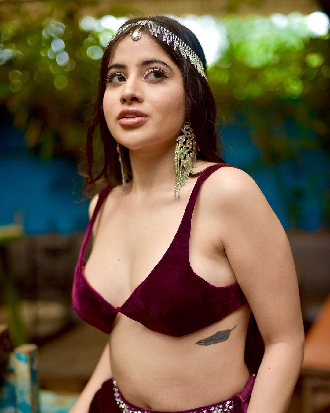 Urfi Javed in bikini hot photos gallery | Urfi Javed looking very glamorous photos