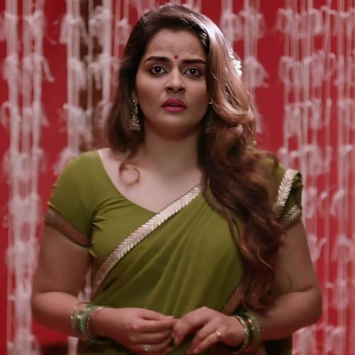 Roma Asrani in green saree hot photos | Roma Asrani exclusive hot photos gallery