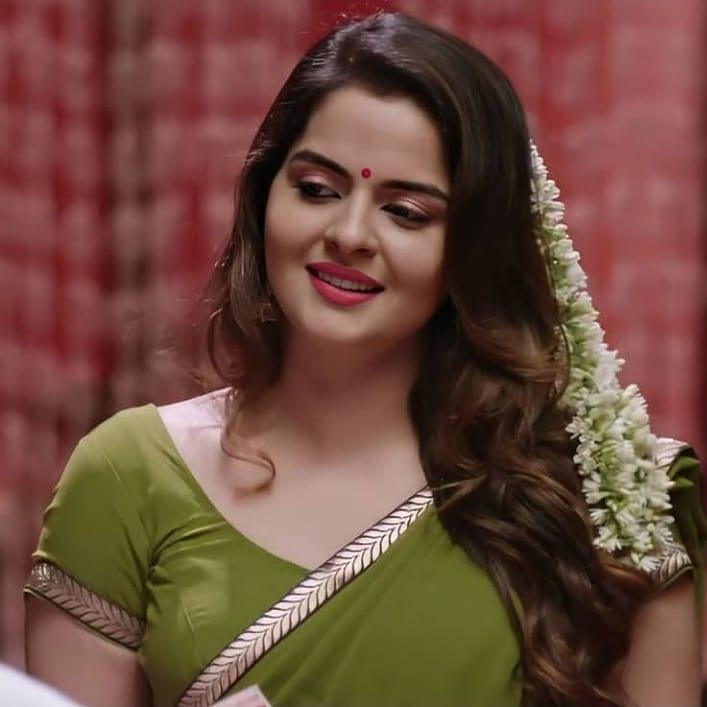 Roma Asrani in green saree hot photos | Roma Asrani very attractive and cute stills