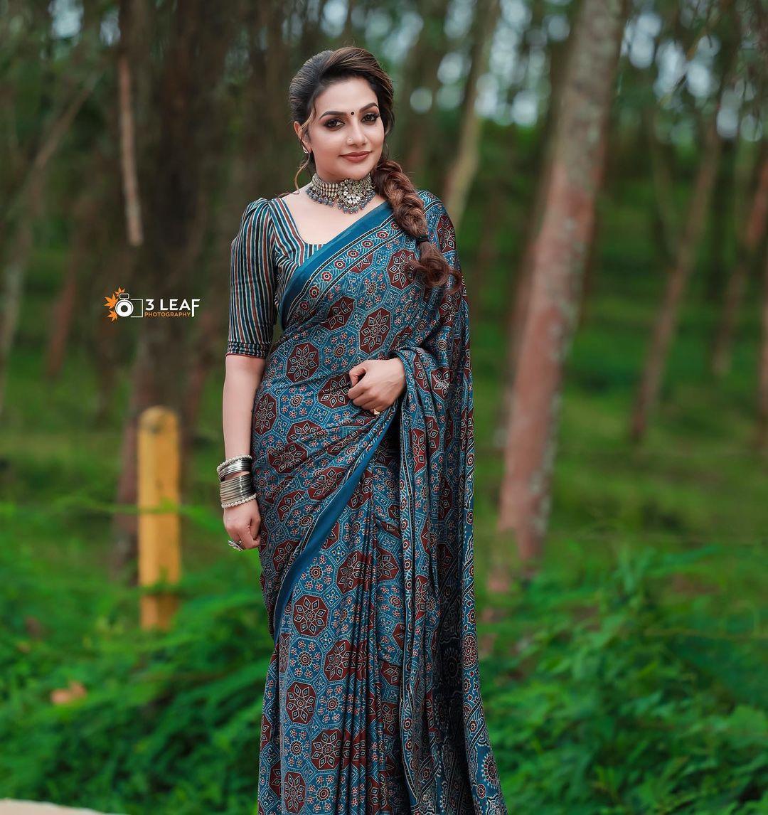 South Indian actress Play back singer in Saree hot photos | Rimi tomy beautiful and glamorous pictures
