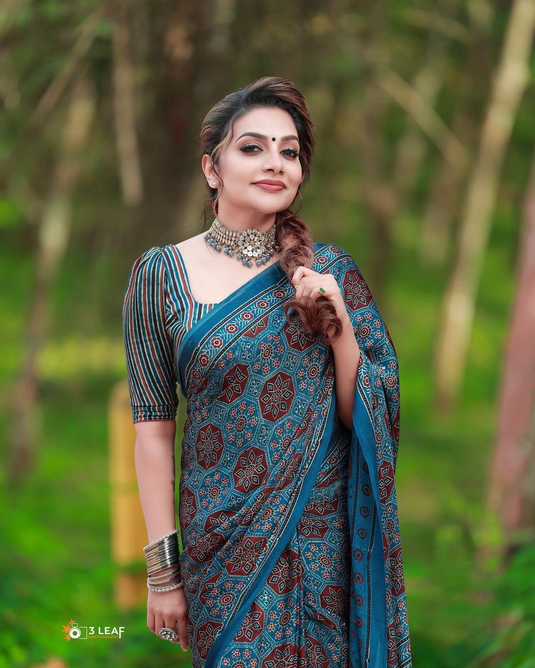 South Indian actress Play back singer in Saree hot photos | Rimi tomy exclusive hot photos gallery