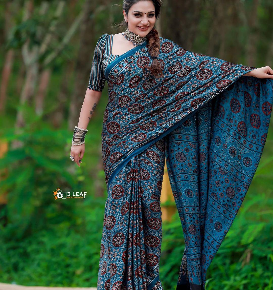 South Indian actress Play back singer in Saree hot photos | Rimi tomy exposing hot photos gallery