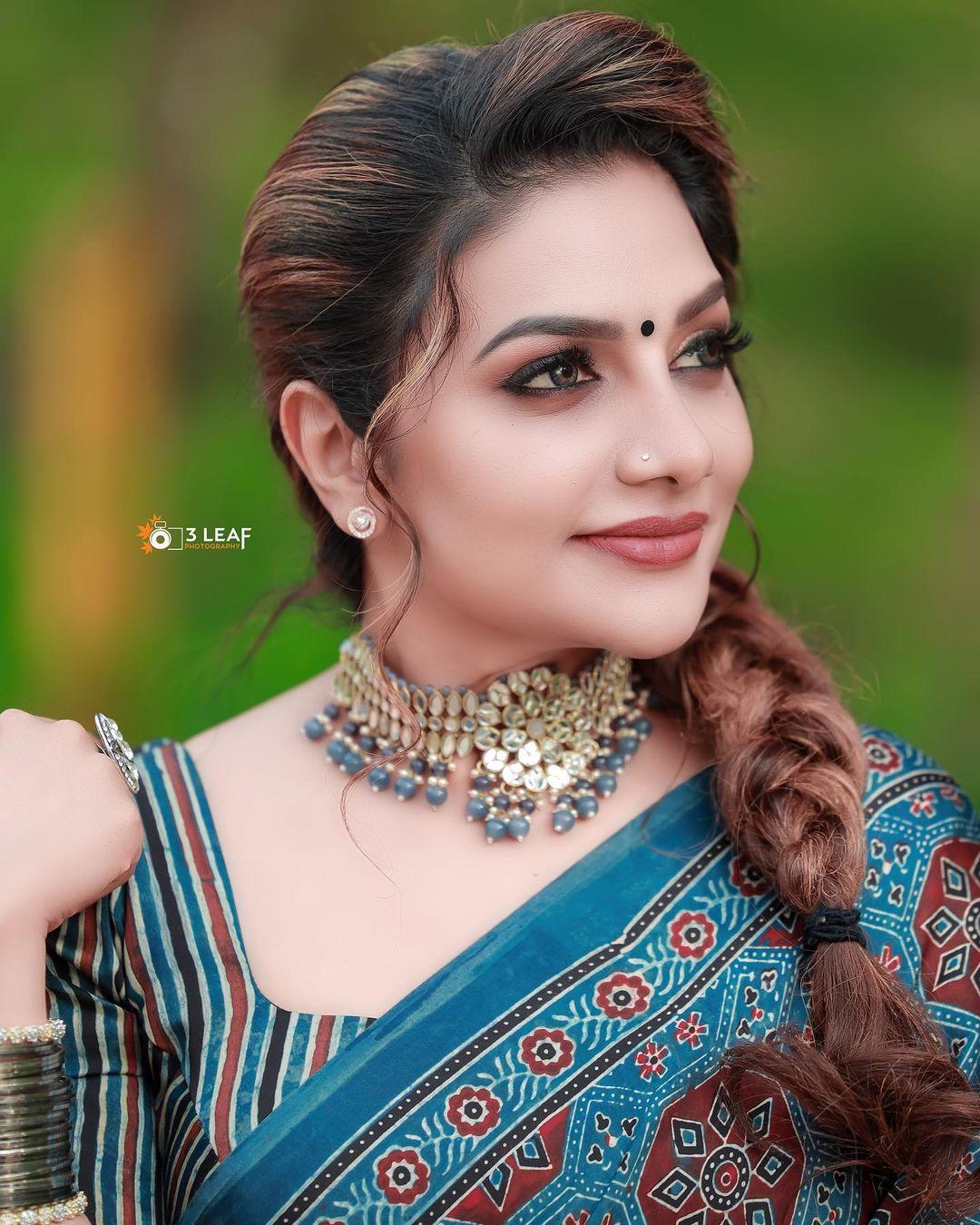 South Indian actress Play back singer in Saree hot photos | Rimi tomy looking very glamorous photos