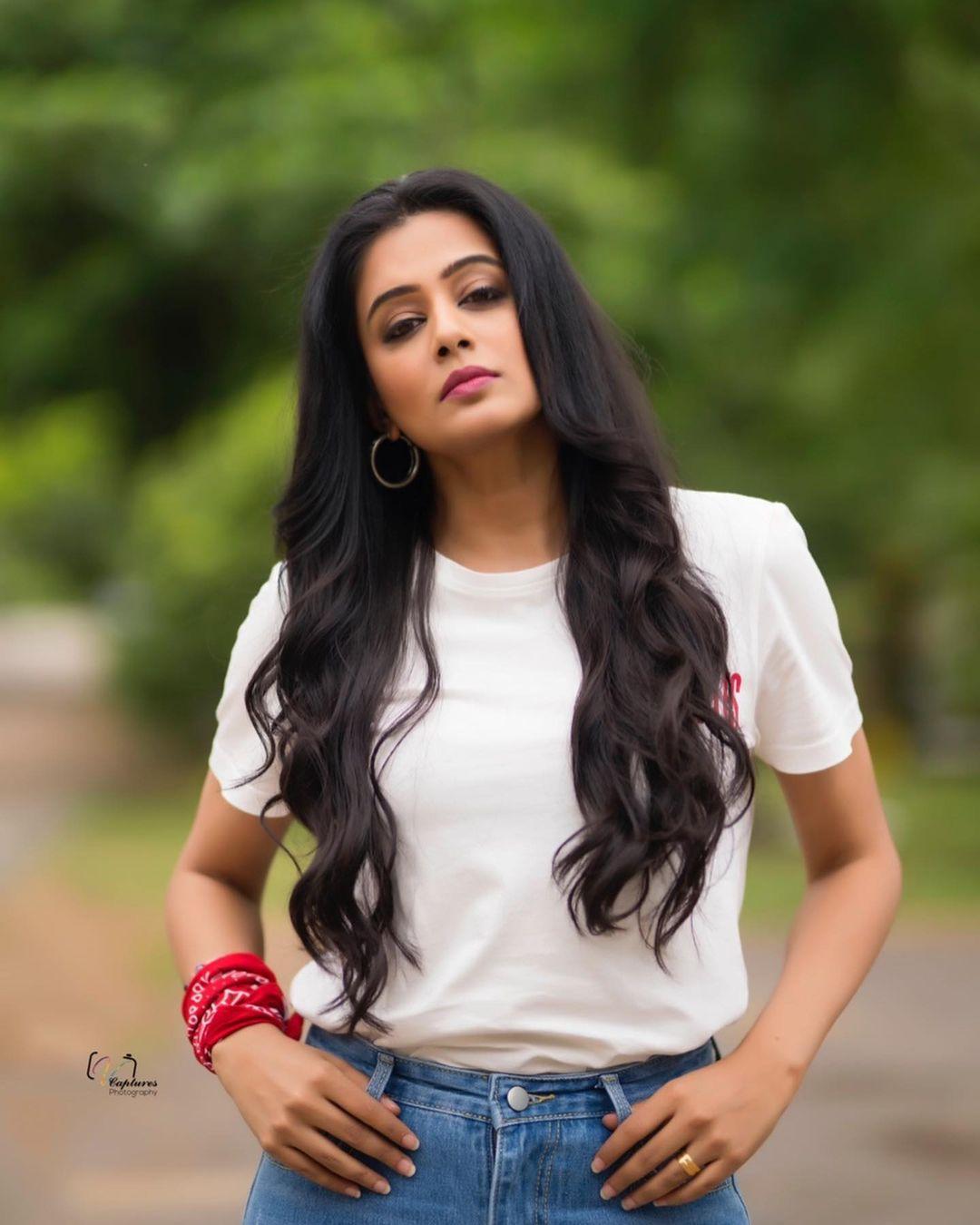 South Indian actress hot photos | Priyamani latest hot and sexy photoshoot