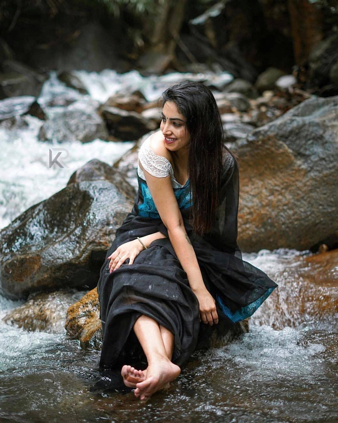 Wet saree hot photos gallery | Ameya Mathew looking very attractive and hot photos
