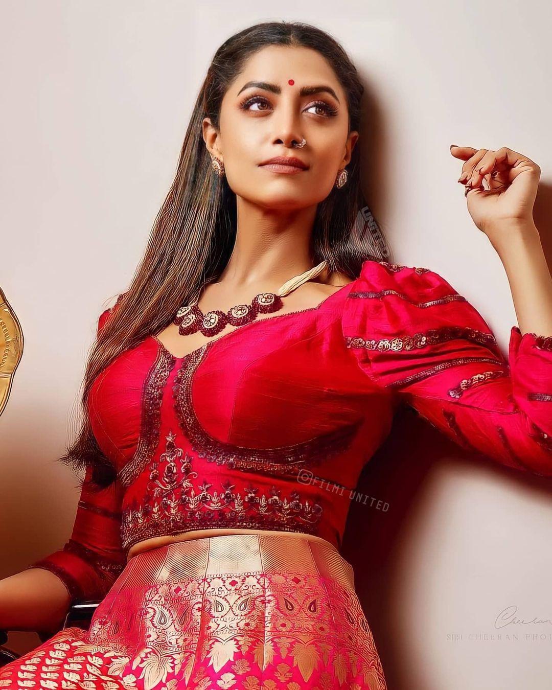 Bhraman Malayalam movie actress Mamta Mohandas hot photos | exposing hot photos gallery