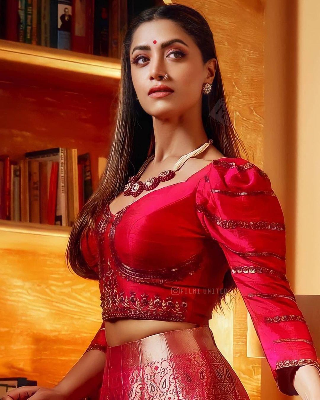Bhraman Malayalam movie actress Mamta Mohandas hot photos | looking very attractive and sexy photoshoot