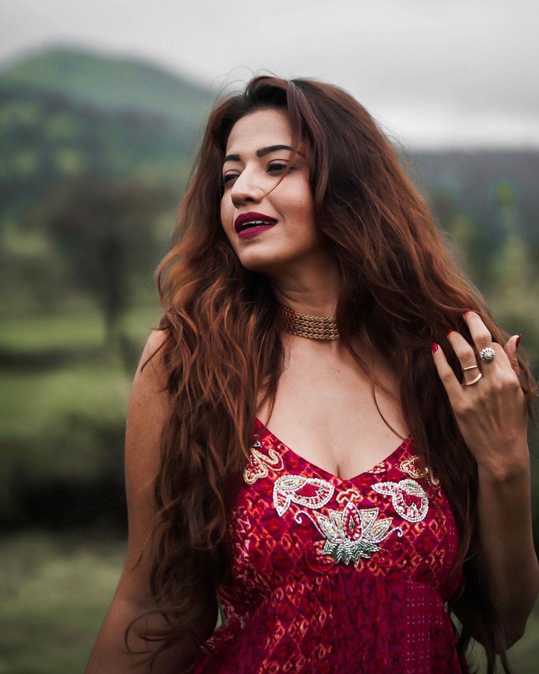 Bollywood actress hot photos | Ridhima Tiwari exposing hot photos gallery