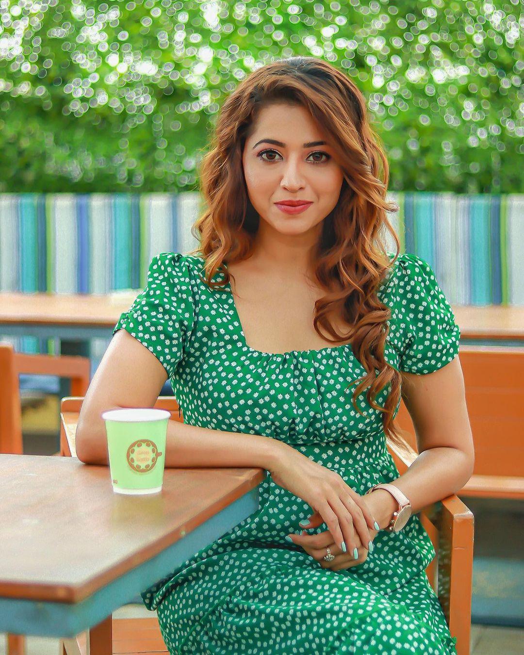 Bollywood actress hot photos | Ridhima Tiwari looking very attractive hot stills