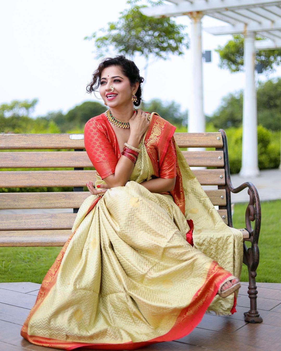 Bollywood actress in saree hot photos | Ridhima Tiwari looking very glamorous photos