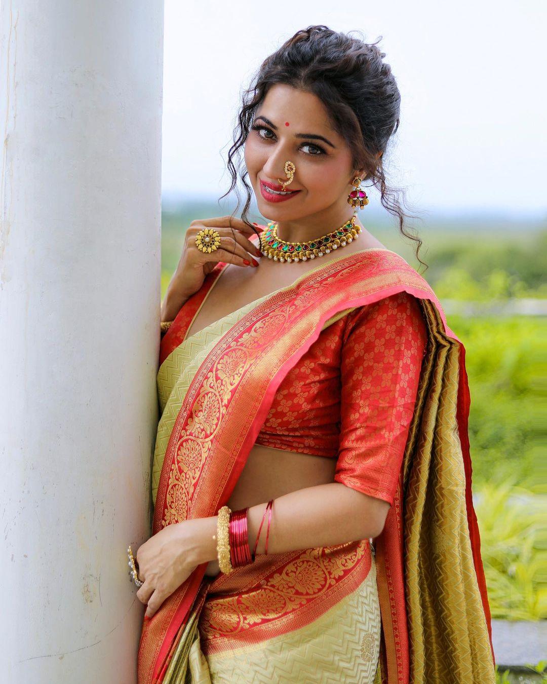 Bollywood actress in saree hot photos | Ridhima Tiwari very beautiful and cute photos