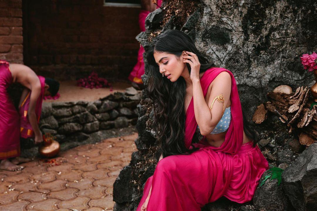 Saree exposing hot photos gallery | Malavika Mohanan exclusive hot photos gallery