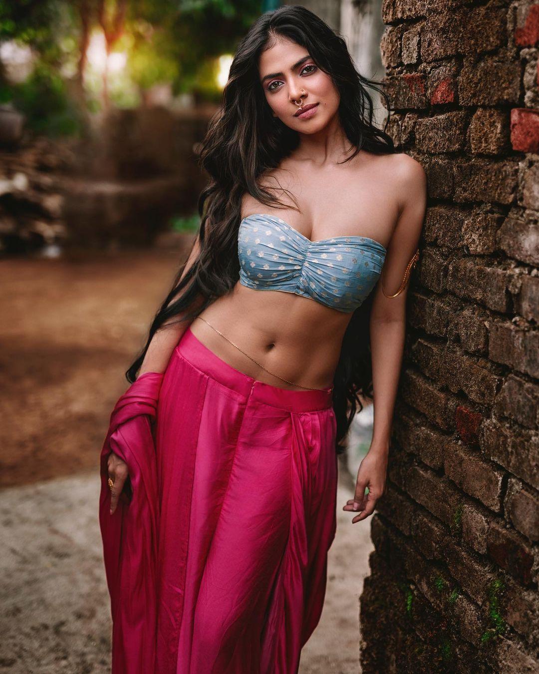 Saree exposing hot photos gallery | Malavika Mohanan looking very glamorous photos