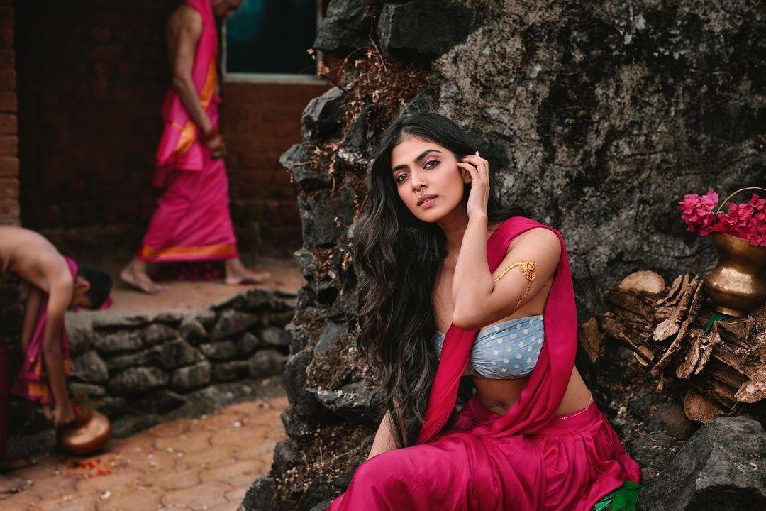 Saree exposing hot photos gallery | Malavika Mohanan very beautiful and cute stills