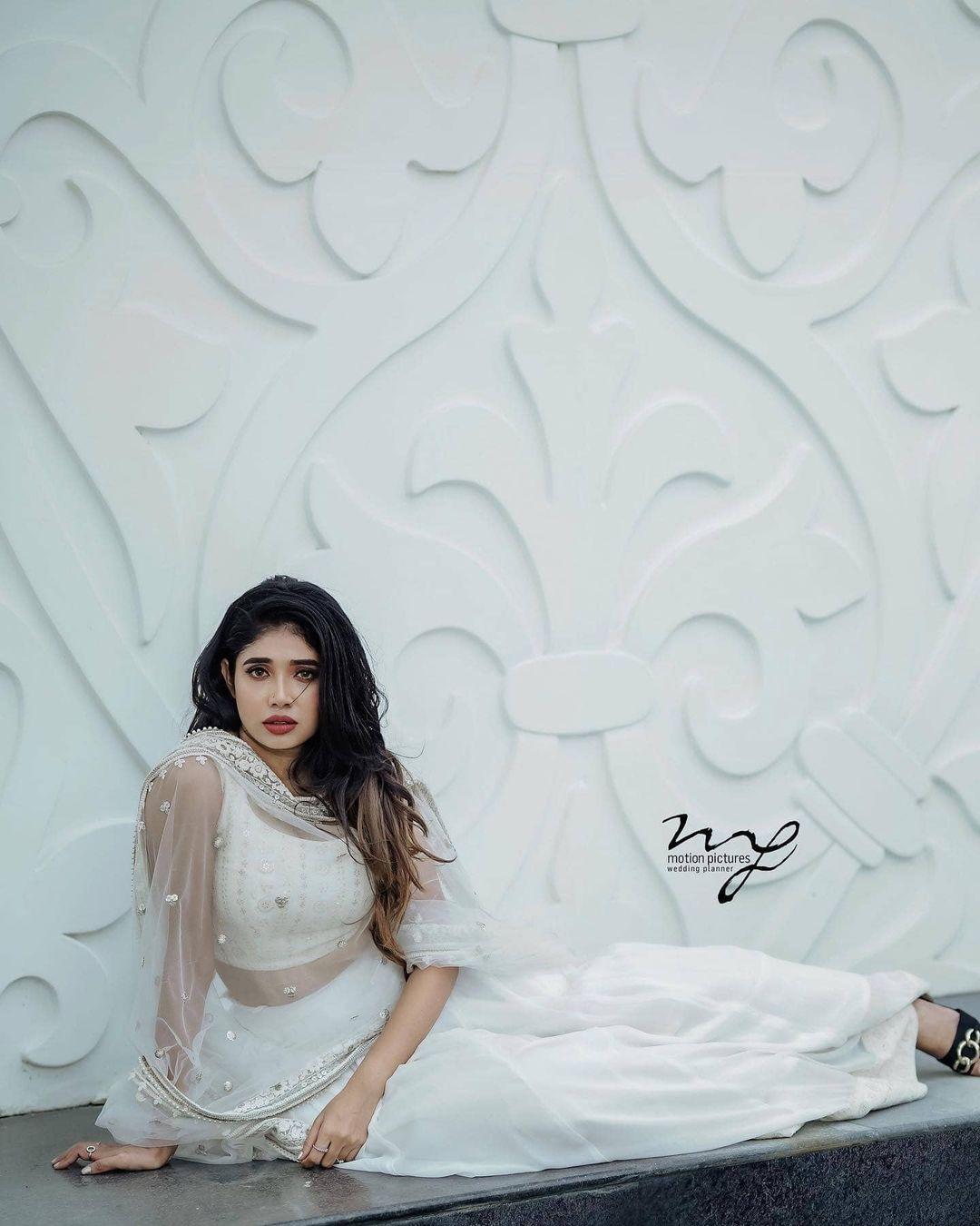 Bigg Boss Frame Alasandra Johnson hot photos |Alasandra Johnson looking very glamorous photos