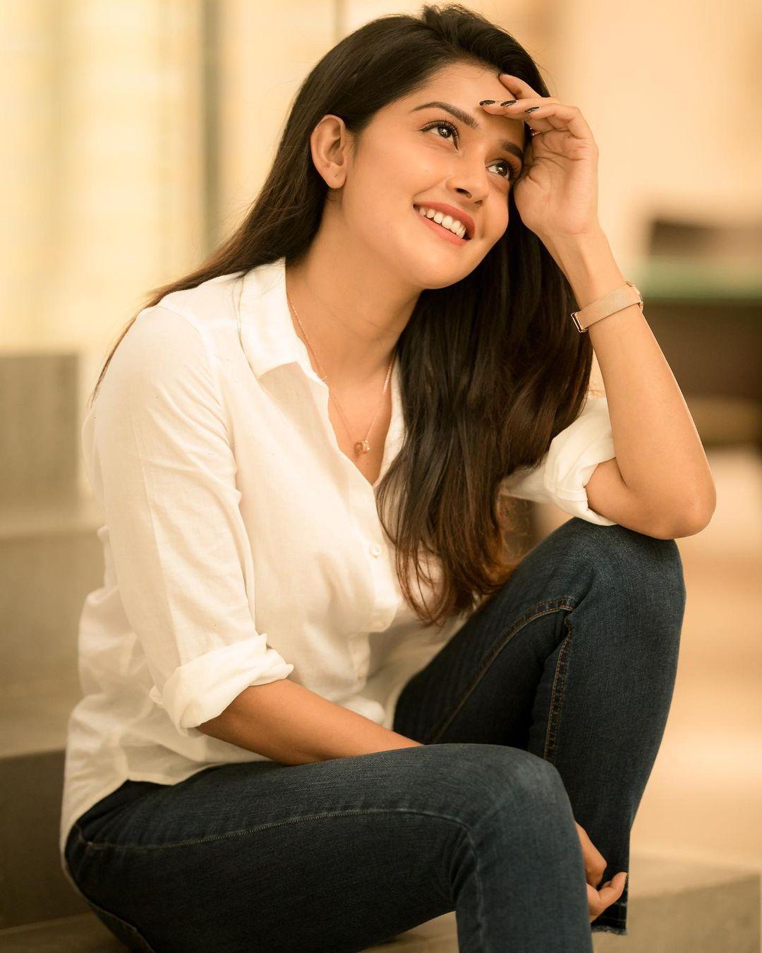 Mahima Nambiar looking very glamorous photos | beautiful and cute photos