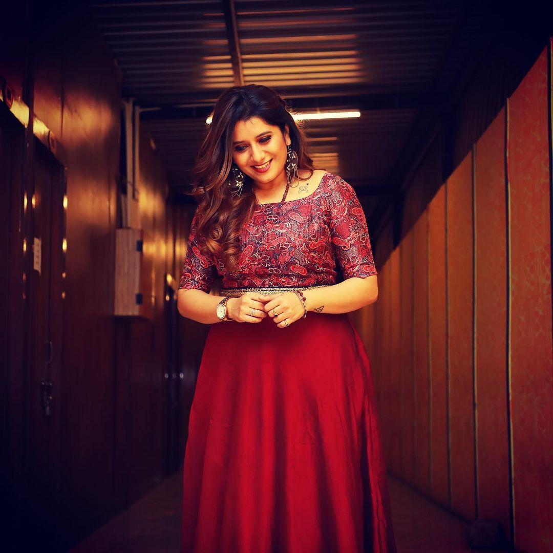 South Indian actress hot photos | Priyanka Deshpande looking very glamorous photos