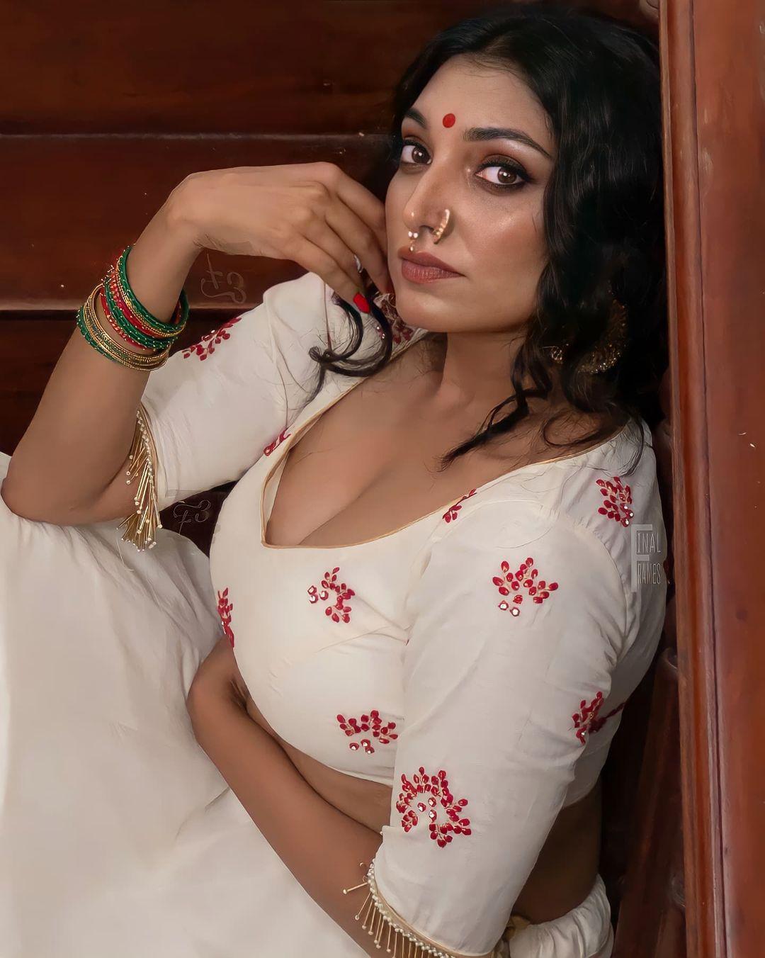Bigg Boss Frame Rithu manthra hot photos | Rithu manthra beautiful and cute photos gallery