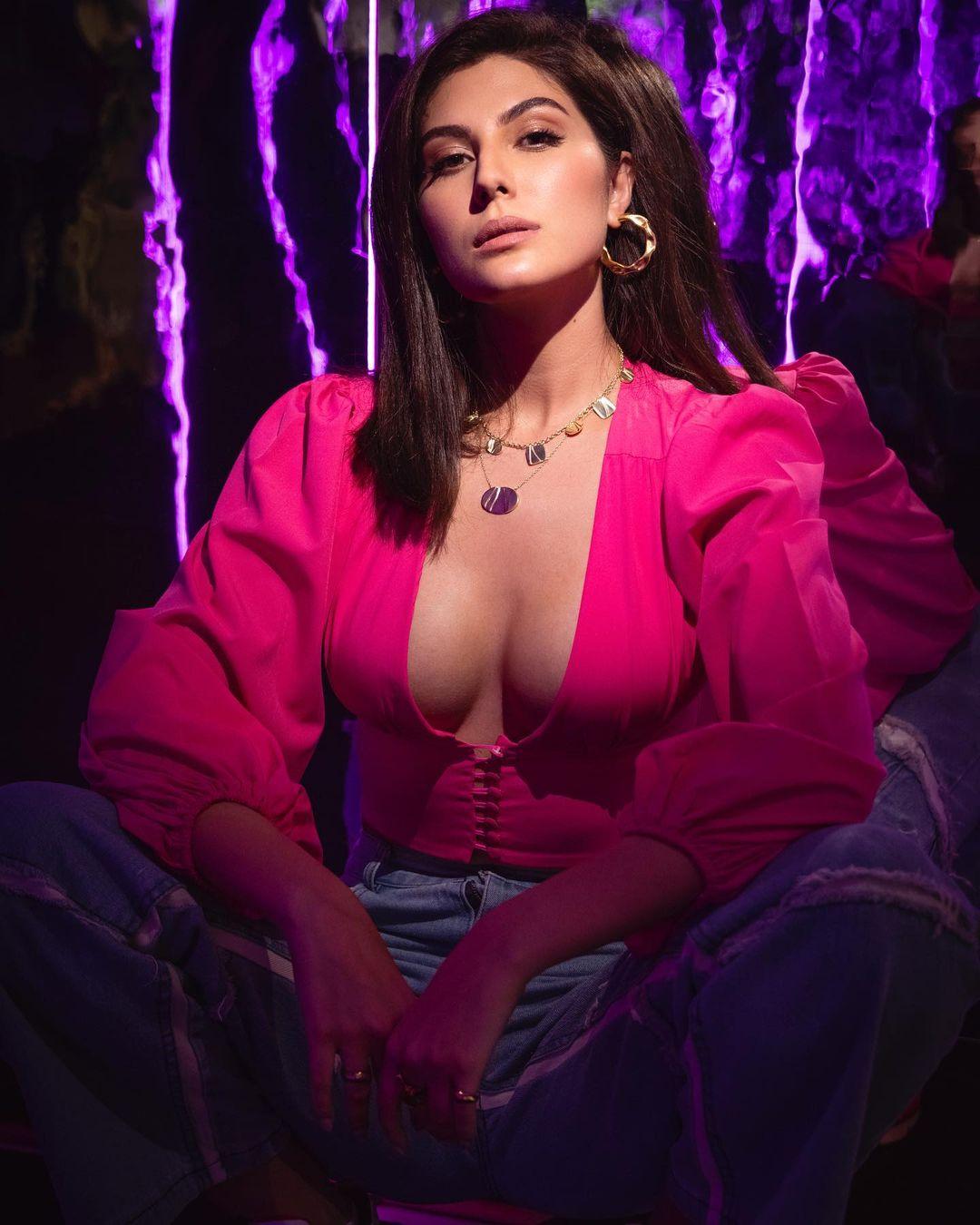 Elnaaz Norouzi exposing hot cleavage photos | Elnaaz Norouzi latest hot and sexy photoshoot