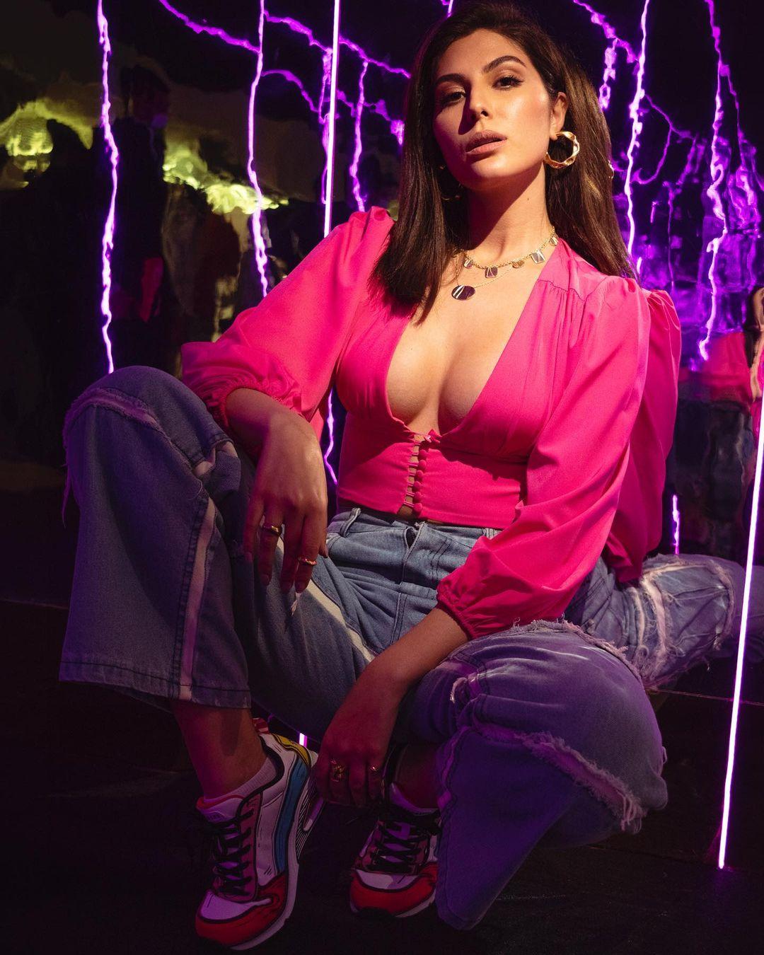 Elnaaz Norouzi exposing hot cleavage photos | Elnaaz Norouzi very beautiful and cute photos