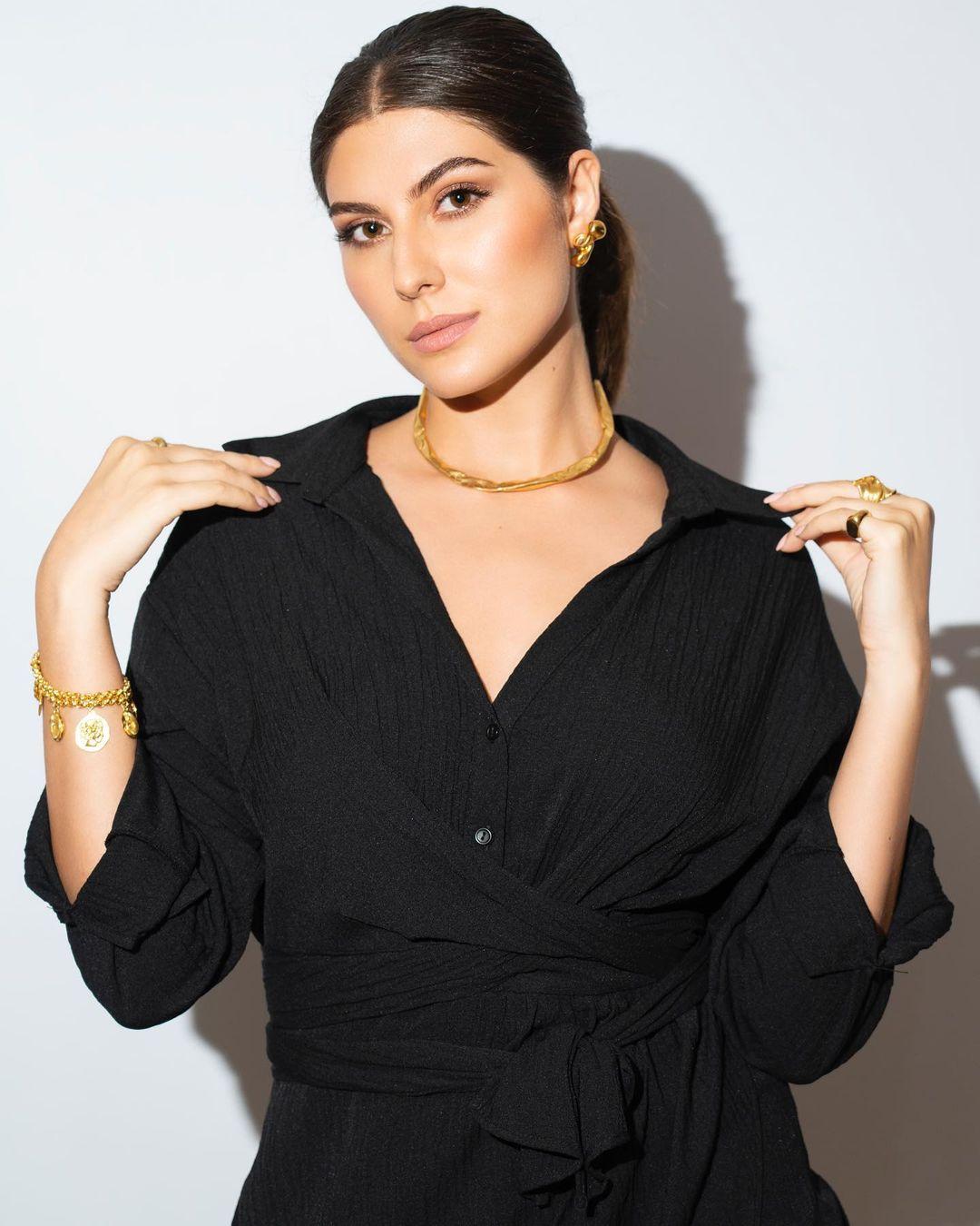 Indian Model Elnaaz Norouzi hot photos | Elnaaz Norouzi beautiful and cute photos gallery