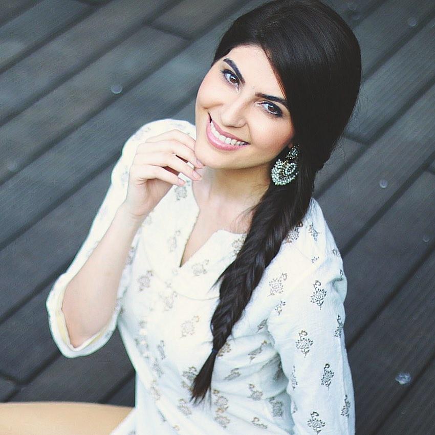 Indian Model Elnaaz Norouzi hot photos | Elnaaz Norouzi looking very glamorous photos