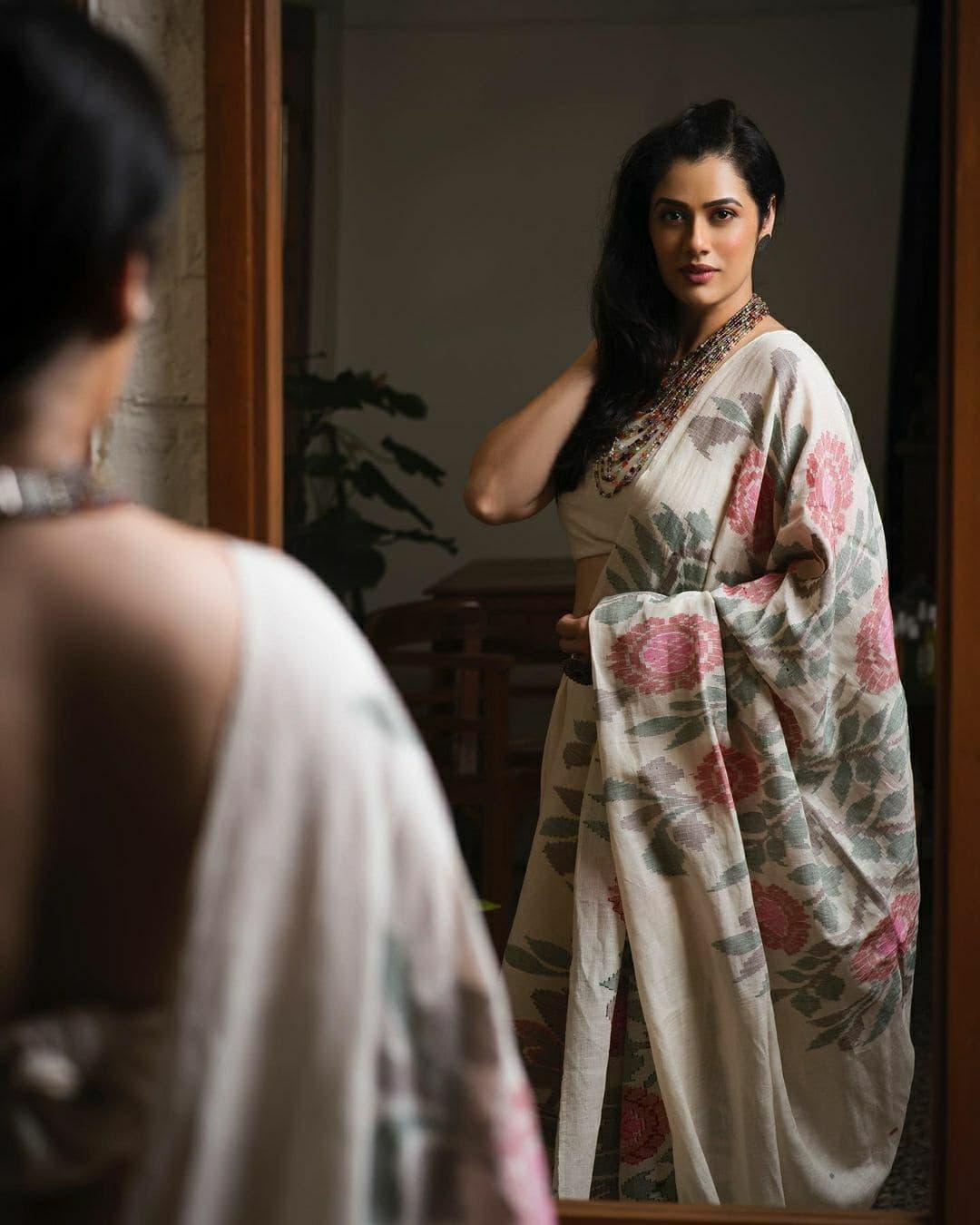 Marathi actress Girija Oak in saree hot wallpapers |Girija Oak beautiful and glamorous pictures