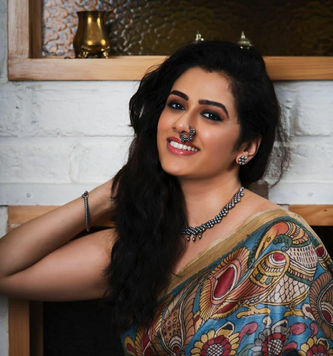 Marathi actress Girija Oak in saree hot wallpapers |Girija Oak latest hot stills