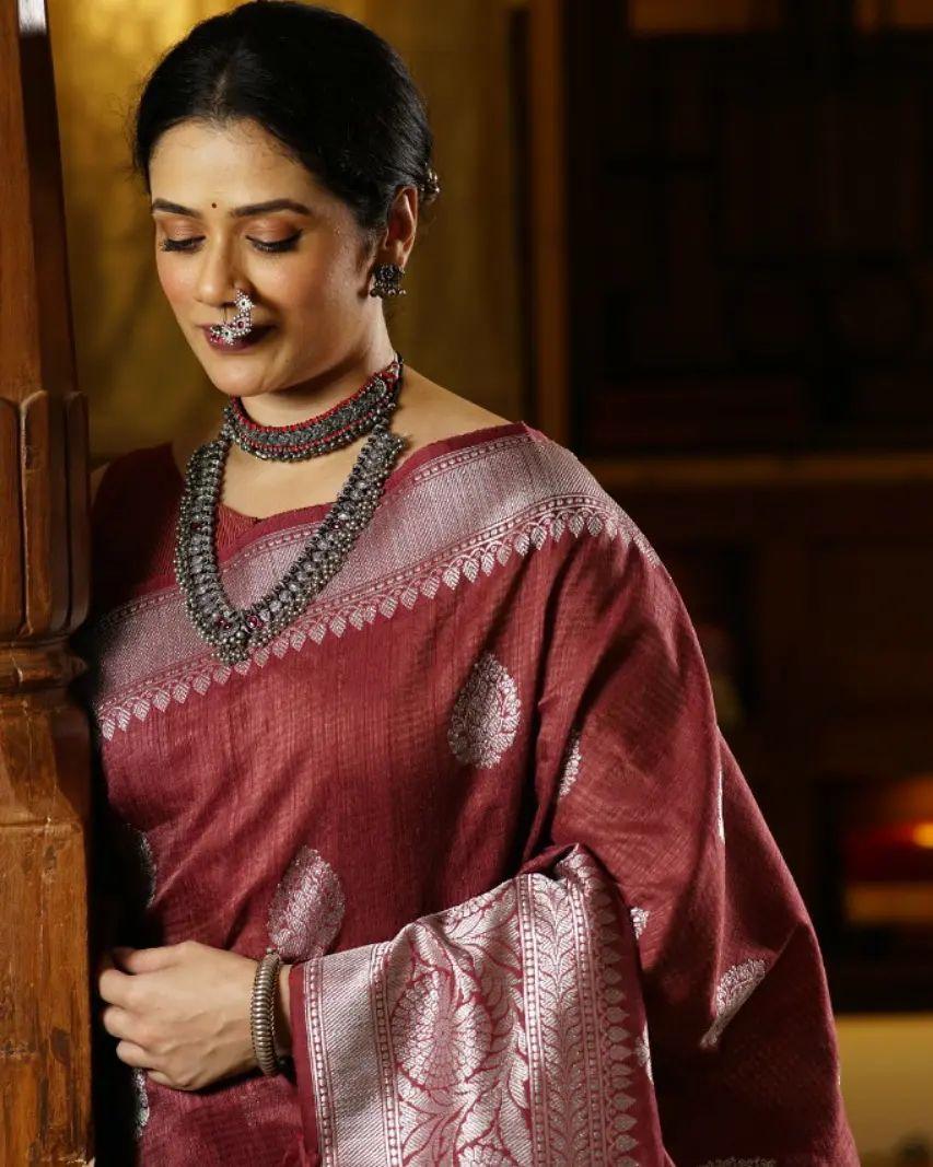 Marathi actress Girija Oak saree glamorous hot photos gallery | Girija Oak beautiful and cute photos gallery