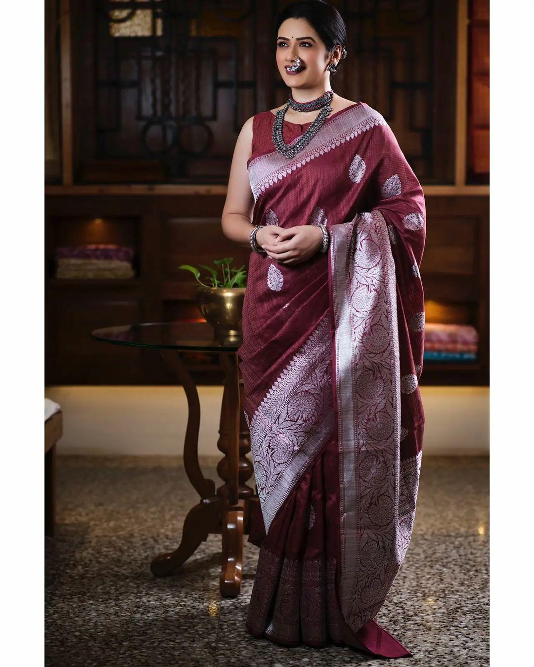 Marathi actress Girija Oak saree glamorous hot photos gallery | Girija Oak beautiful and cute photos gallery