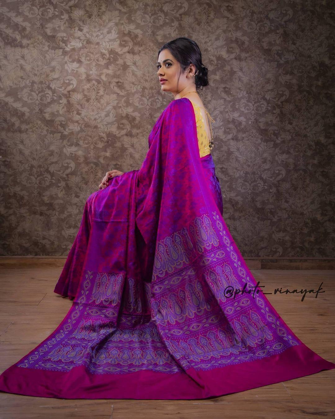 Marathi actress Girija Oak saree glamorous hot photos gallery | Girija Oak hot and spicy photos gallery