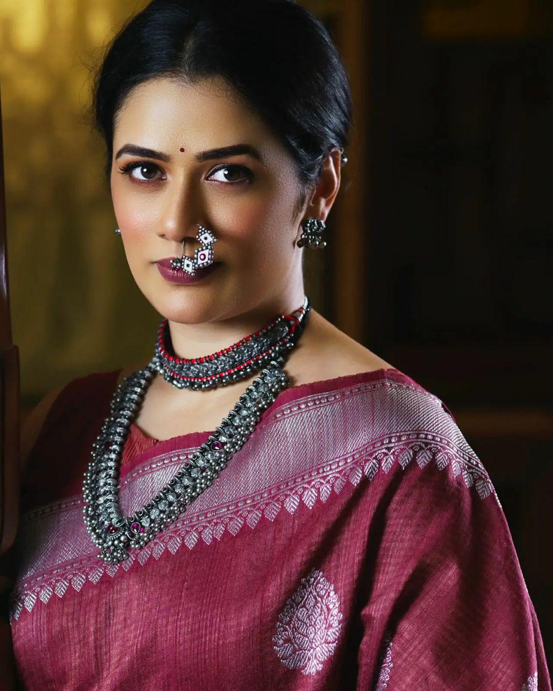 Marathi actress Girija Oak saree glamorous hot photos gallery | Girija Oak latest hot and spicy photos gallery