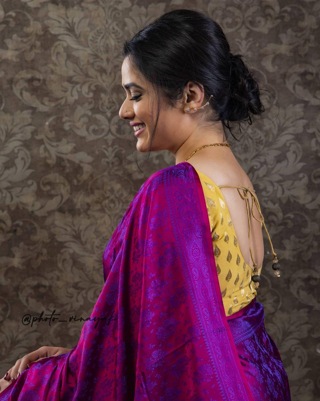 Marathi actress Girija Oak saree glamorous hot photos gallery | Girija Oak looking very glamorous photos