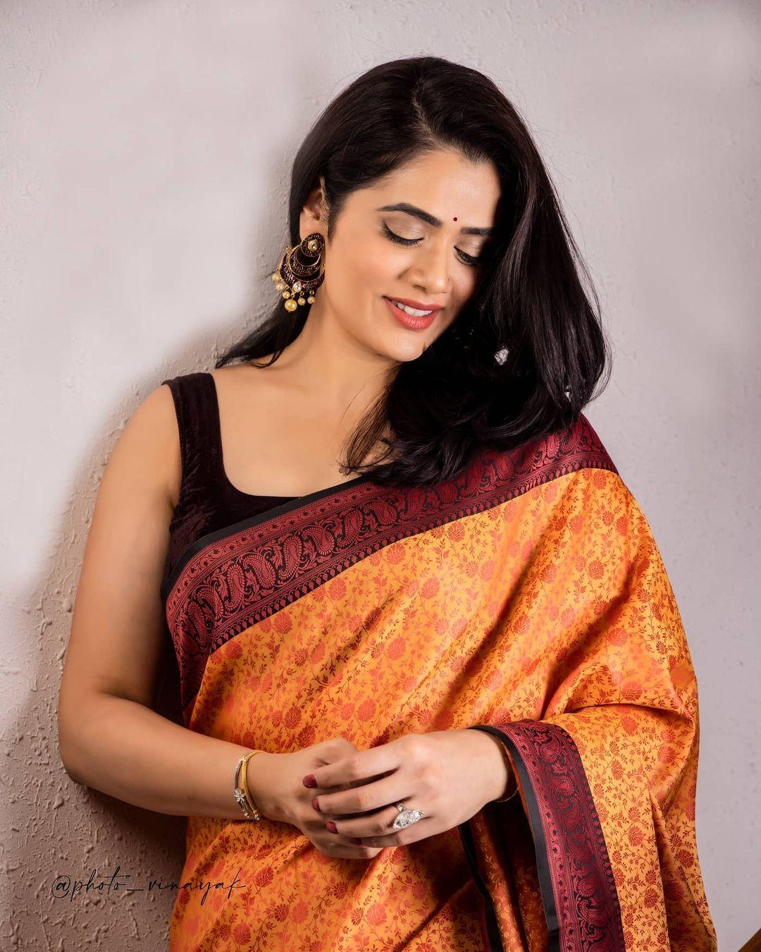Marathi actress sleeveless blouse hot photos |Girija Oak beautiful and glamorous pictures