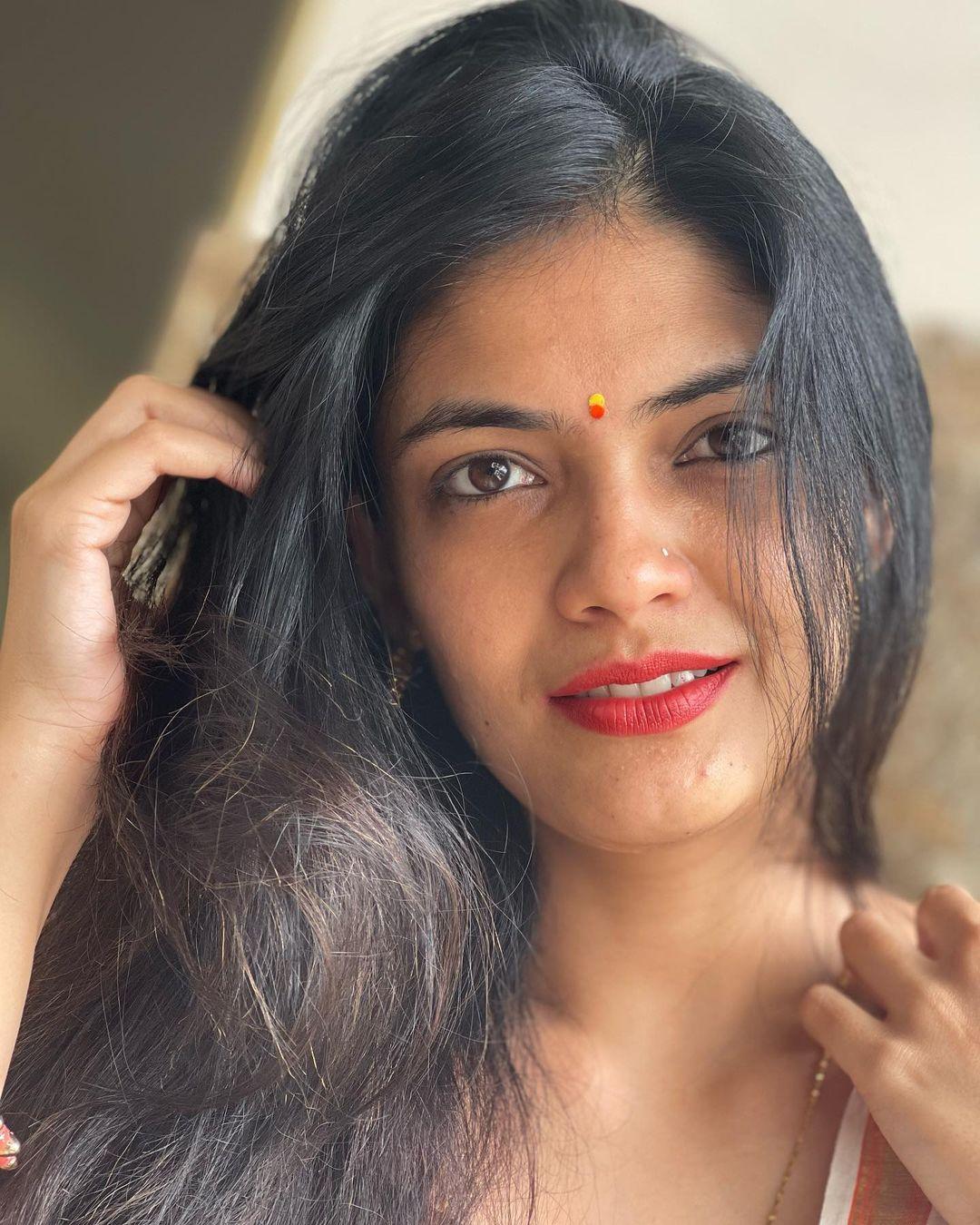 Telugu actress hot photos | Kalpika Ganesh looking very attractive and cute stills