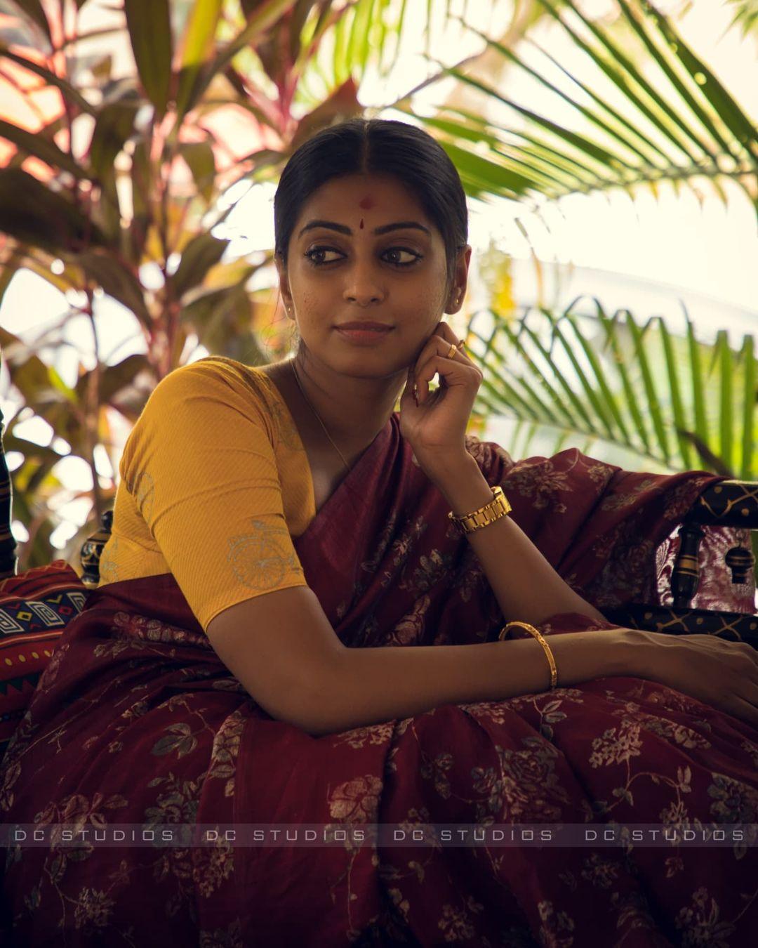 Engal veetu mappillai kuhasini hot photo gallery | Kuhasini very attractive and sexy photoshoot