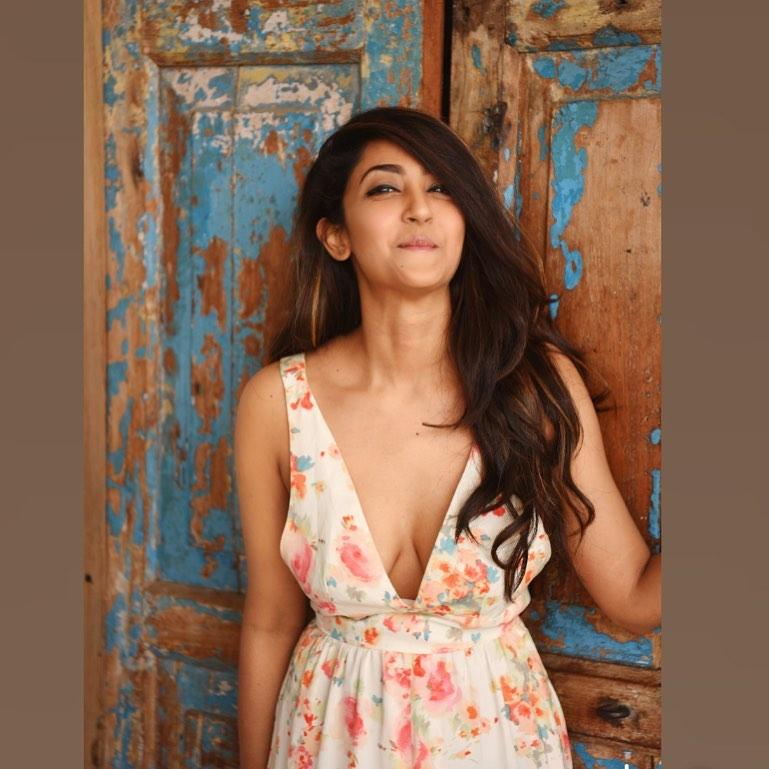 Kannada actress hot photos gallery | Aindrita Ray exclusive hot and Glamorous photos