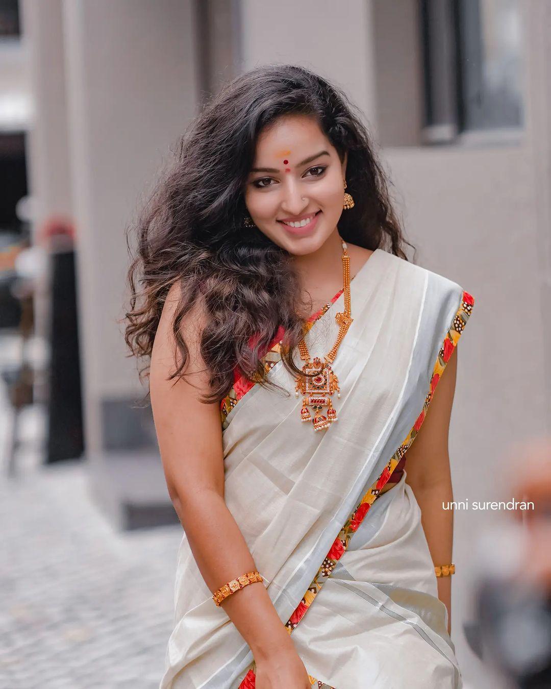 Kerala set Saree hot photos gallery | Malavika Menon looking very glamorous photos