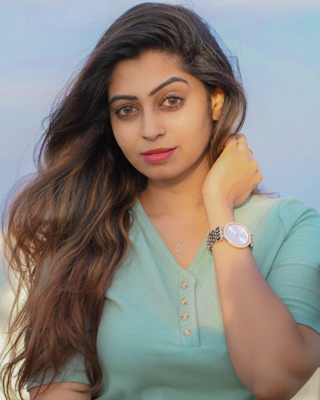 South Indian actress Kuhasini exposing hot photos | Kuhasini exposing hot photos gallery
