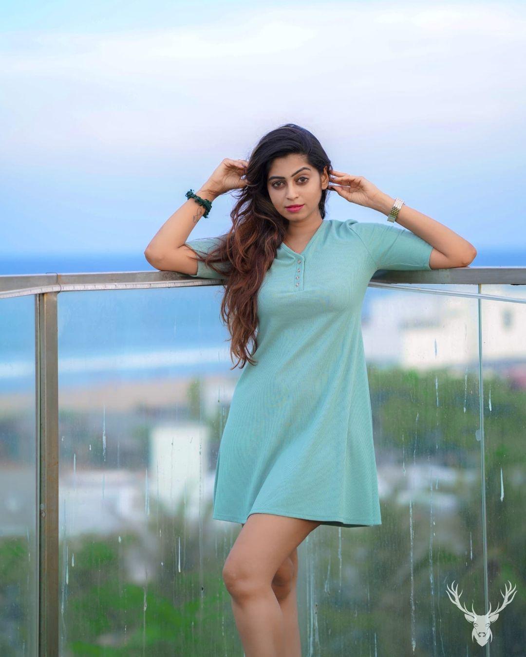 South Indian actress Kuhasini exposing hot photos | Kuhasini very beautiful and glamorous photos