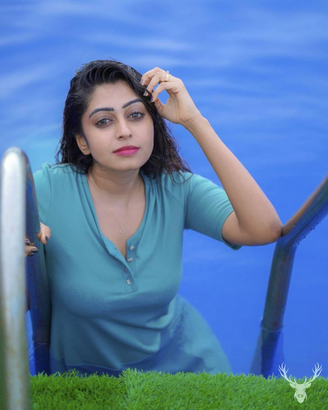 South Indian actress Kuhasini exposing hot photos | Kuhasini very beautiful and sexy stills