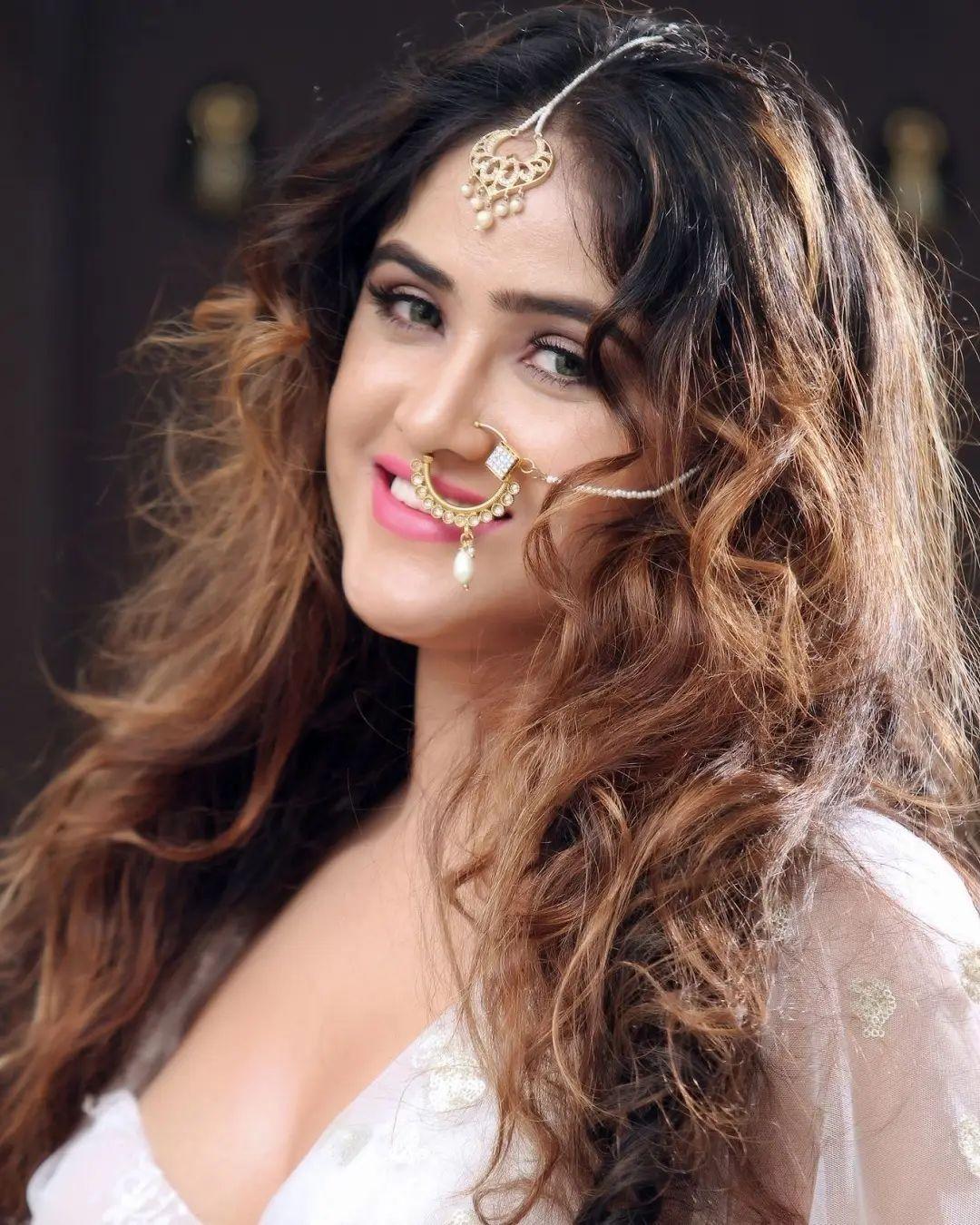 South Indian actress Sony Charista exposing navel hot photos | Sony Charista looking very attractive and cute stills