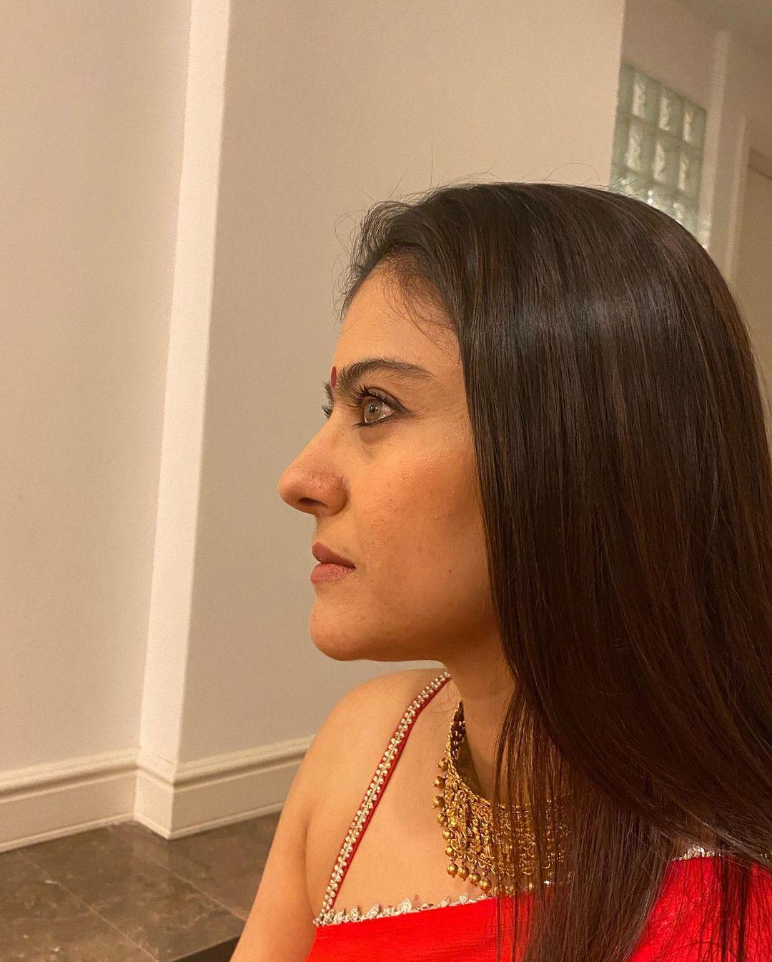 Bollywood actress Kajol devgan in red saree and sleeveless blouse hot photos | latest hot and spicy photos gallery