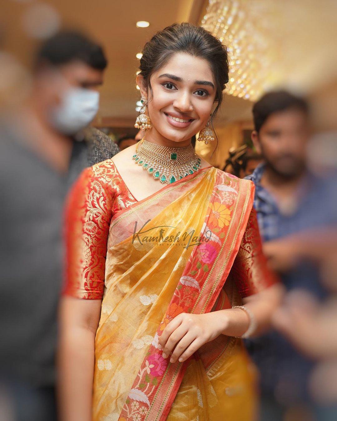 Krithi Shetty in saree hot and spicy photos | Krithi Shetty looking very glamorous photos gallery