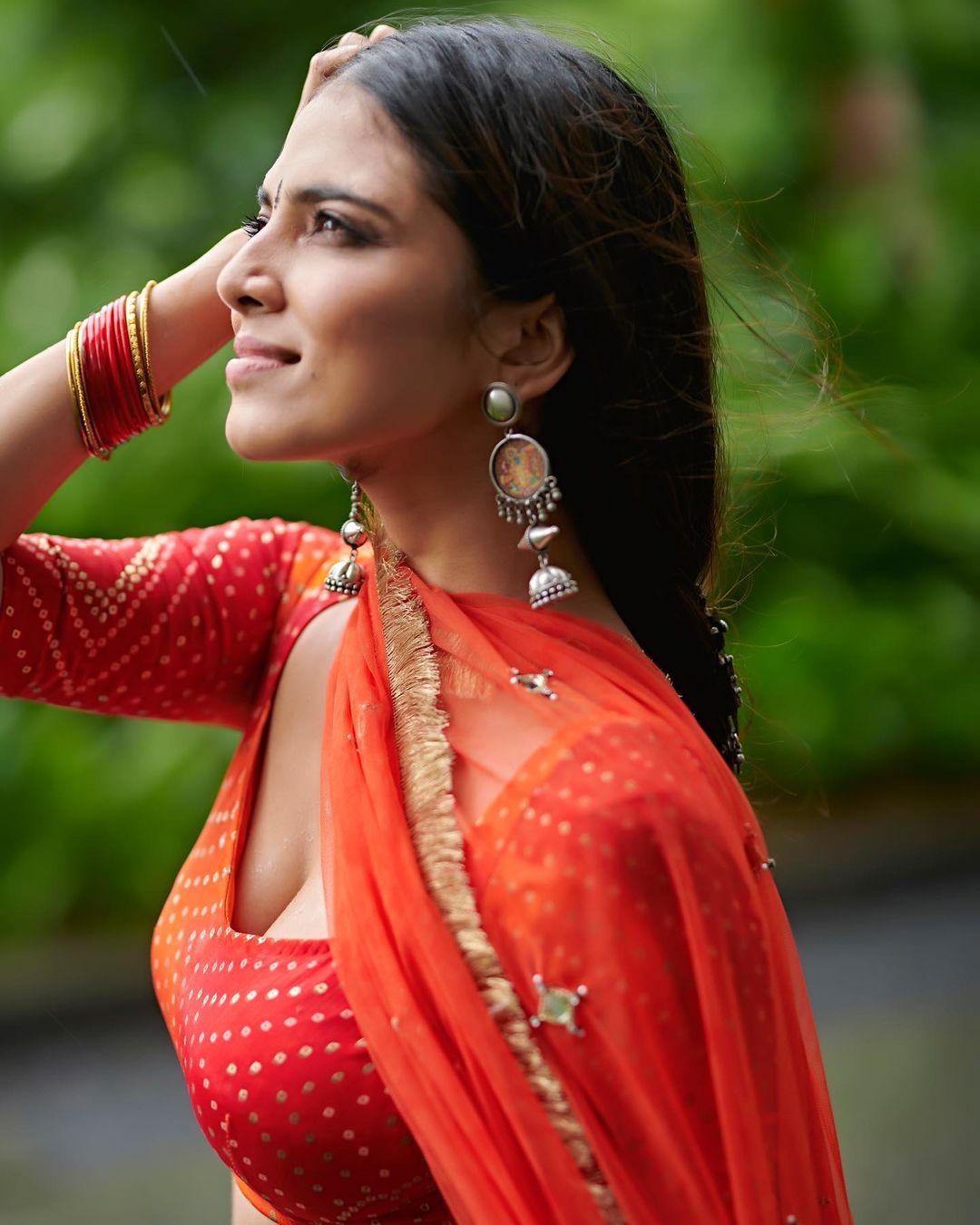 Malavika Mohanan in Half saree exposing photos | Malavika Mohanan exclusive hot photos gallery