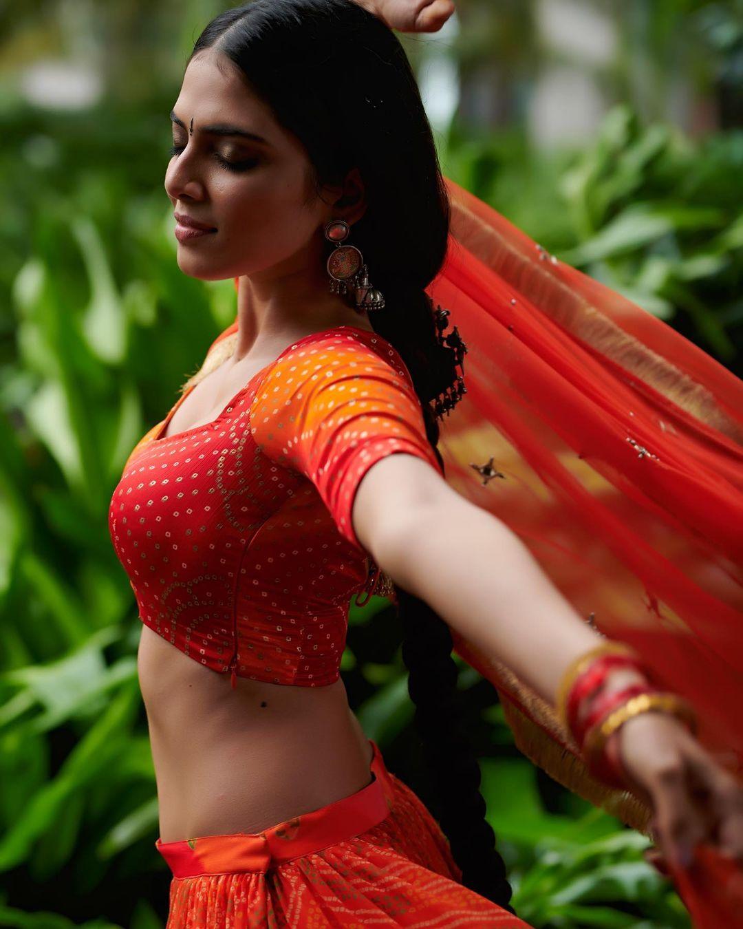 Malavika Mohanan in Half saree exposing photos | Malavika Mohanan very attractive and sexy photoshoot
