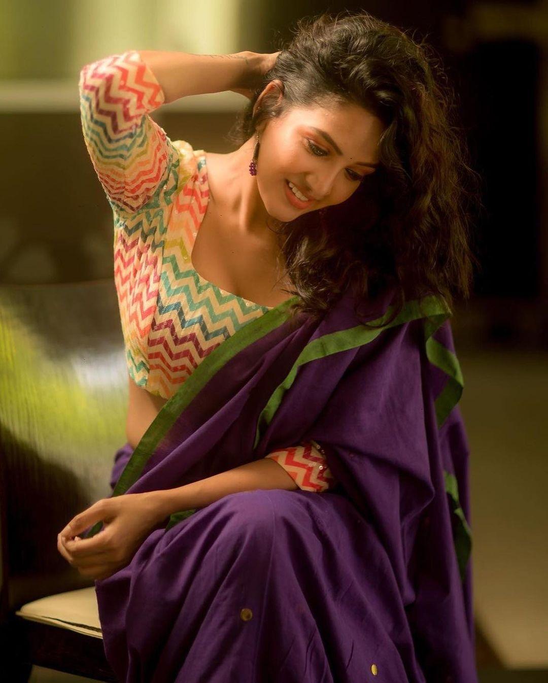 Pavani Reddy in violet saree hot photos | Pavani Reddy very glamorous and cute stills